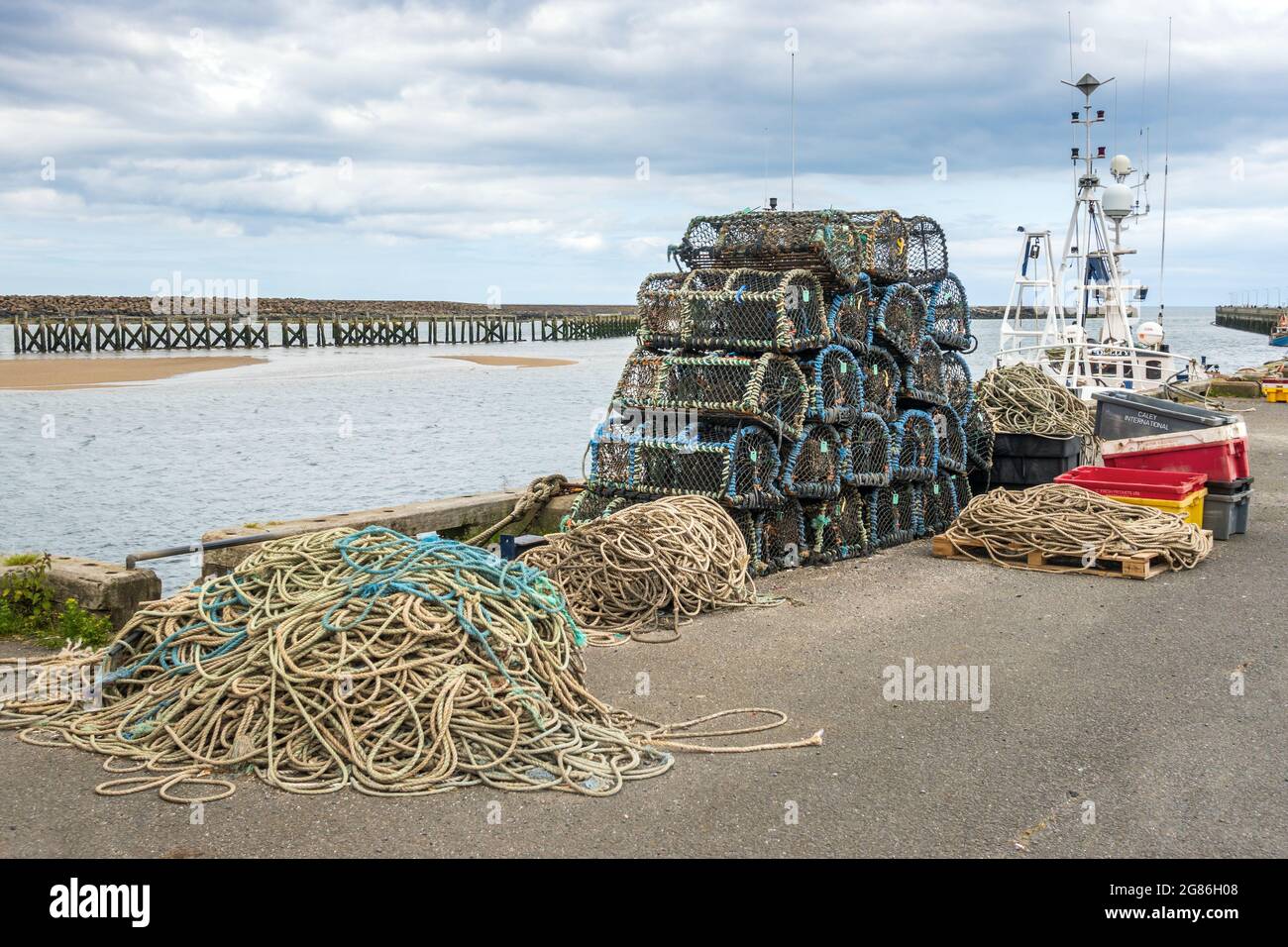 Potes de langosta y soga en el puerto de Amble en Northumberland, Inglaterra. Foto de stock