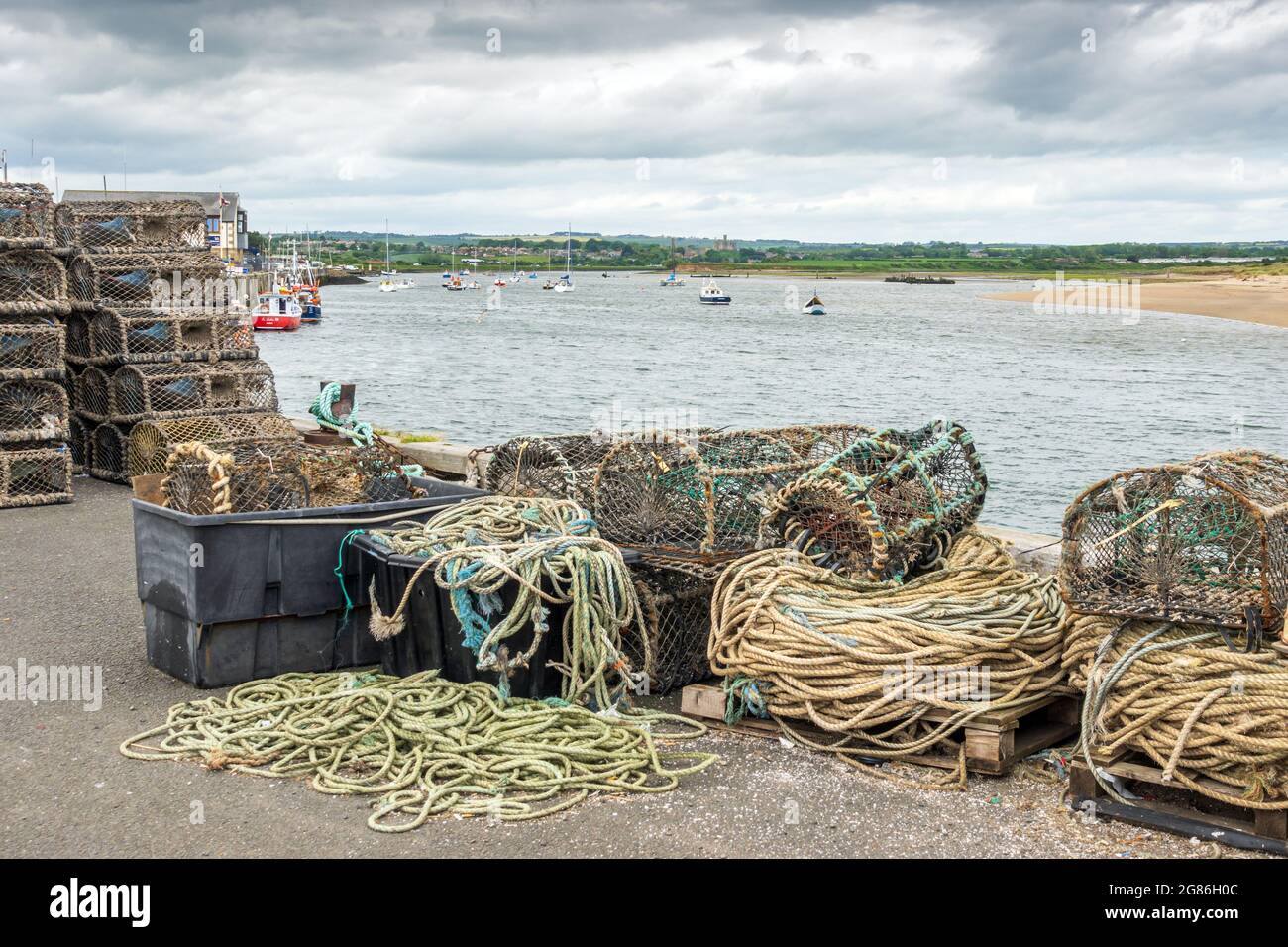 Potes de langosta y soga en el puerto de Amble en Northumberland, Inglaterra. Foto de stock
