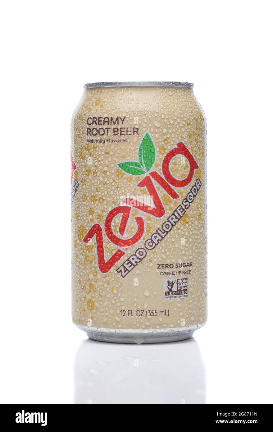 IRIVNE, CALIFORNIA - 17 JUL 2021: Una lata fría de Zevia Creamy Root Beer Zero Calorie Soda. Foto de stock