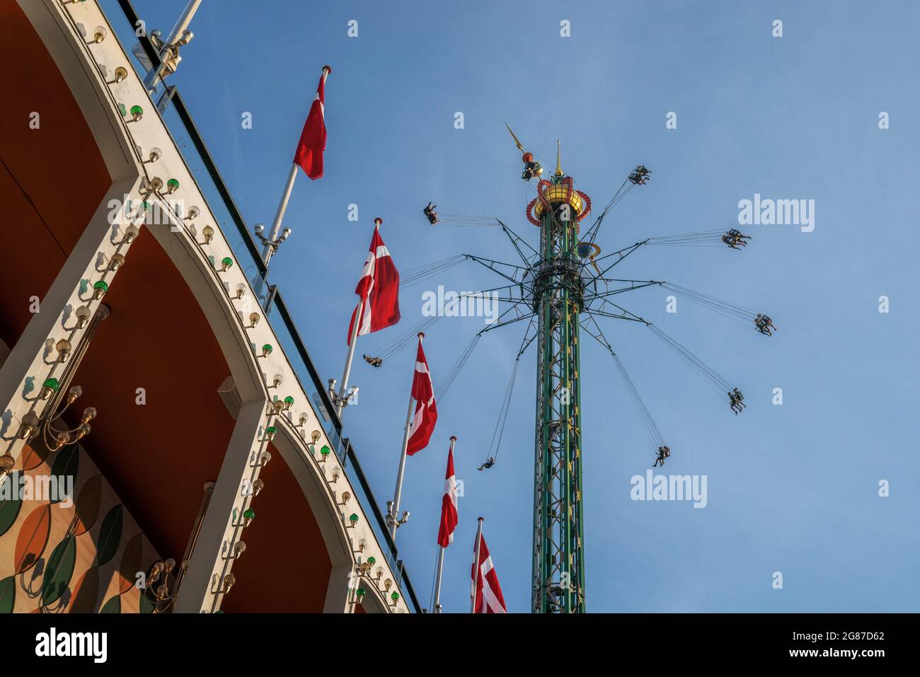 Viaje Star Flyer (Himmelskibet) y banderas danesas en el parque de atracciones Tivoli Gardens - Copenhague, Dinamarca Foto de stock