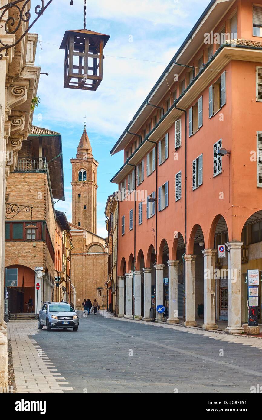 Cesena, Italia - 27 de febrero de 2020: Calle vieja en el casco antiguo de Cesena, Emilia-Romagna Foto de stock