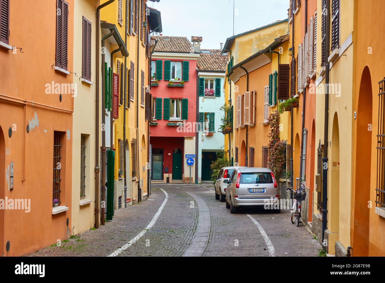 Cesena, Italia - 27 de febrero de 2020: Calle con casas antiguas y coloridas en Cesena, Emilia-Romagna. Paisaje urbano italiano Foto de stock
