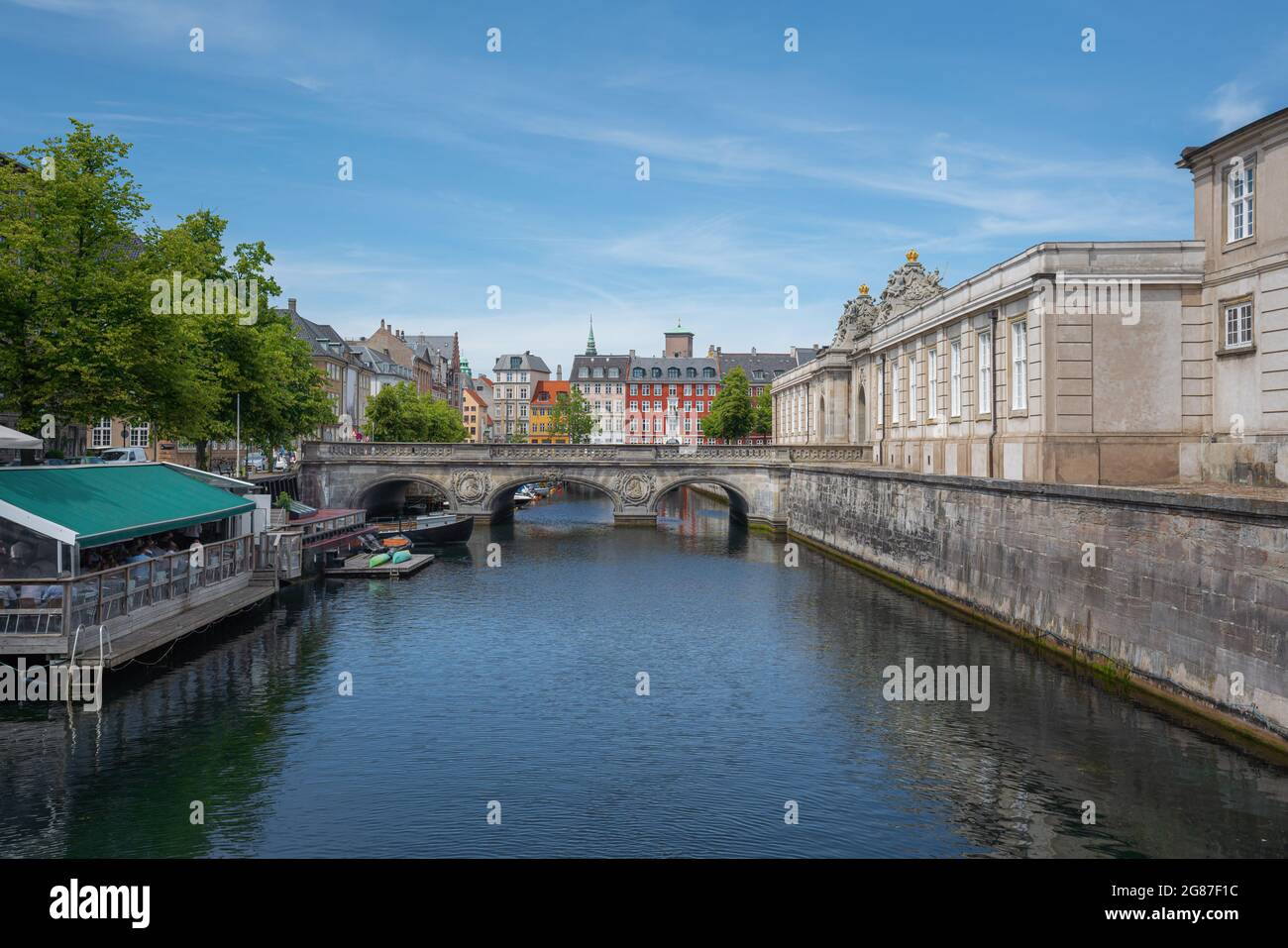 Canal Frederikholms, Puente de Mármol y Entrada al Palacio Christiansborg - Copenhague, Dinamarca Foto de stock