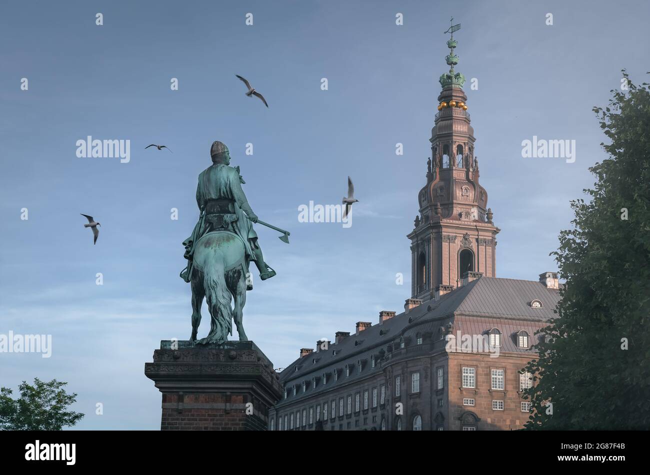 Estatua de Absalon en la plaza de Hojbro con el Palacio Christiansborg al fondo - Copenhague, Dinamarca Foto de stock