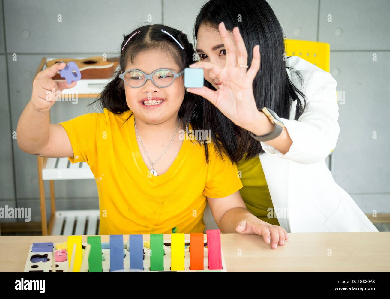 Aula espacial de niños discapacitados o autismo niño aprendiendo y