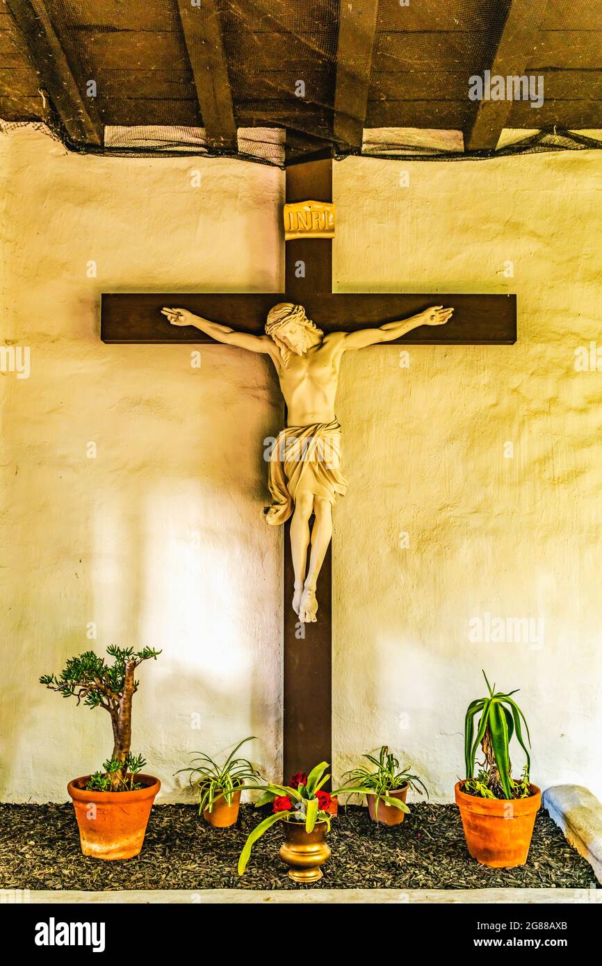 Crucifijo Cross Corridor Misión San Diego de Alcalá California. Fundada en 1769 por Junipero Serra, primera misión en California Foto de stock