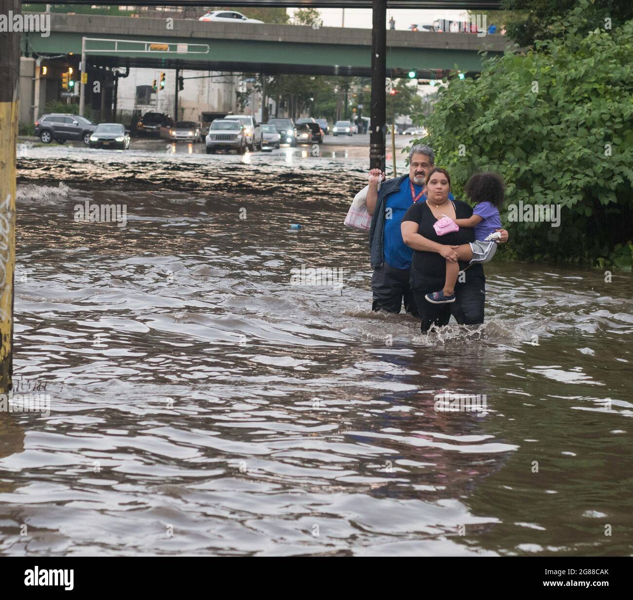 Newark, Nueva Jersey, Estados Unidos. 17th de julio de 2021. Los peatones  caminan en una zona inundada después de que perdieron su coche durante una  inundación en la Avenida Frelinghuysen en Newark,
