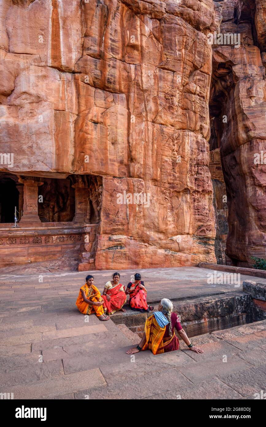 Badami, Karnataka, India - 10 de enero de 2020 : Templos de la cueva de Badami, Karnataka. Es patrimonio de la unesco y lugar de la impresionante dinastía chalukya sotne a. Foto de stock
