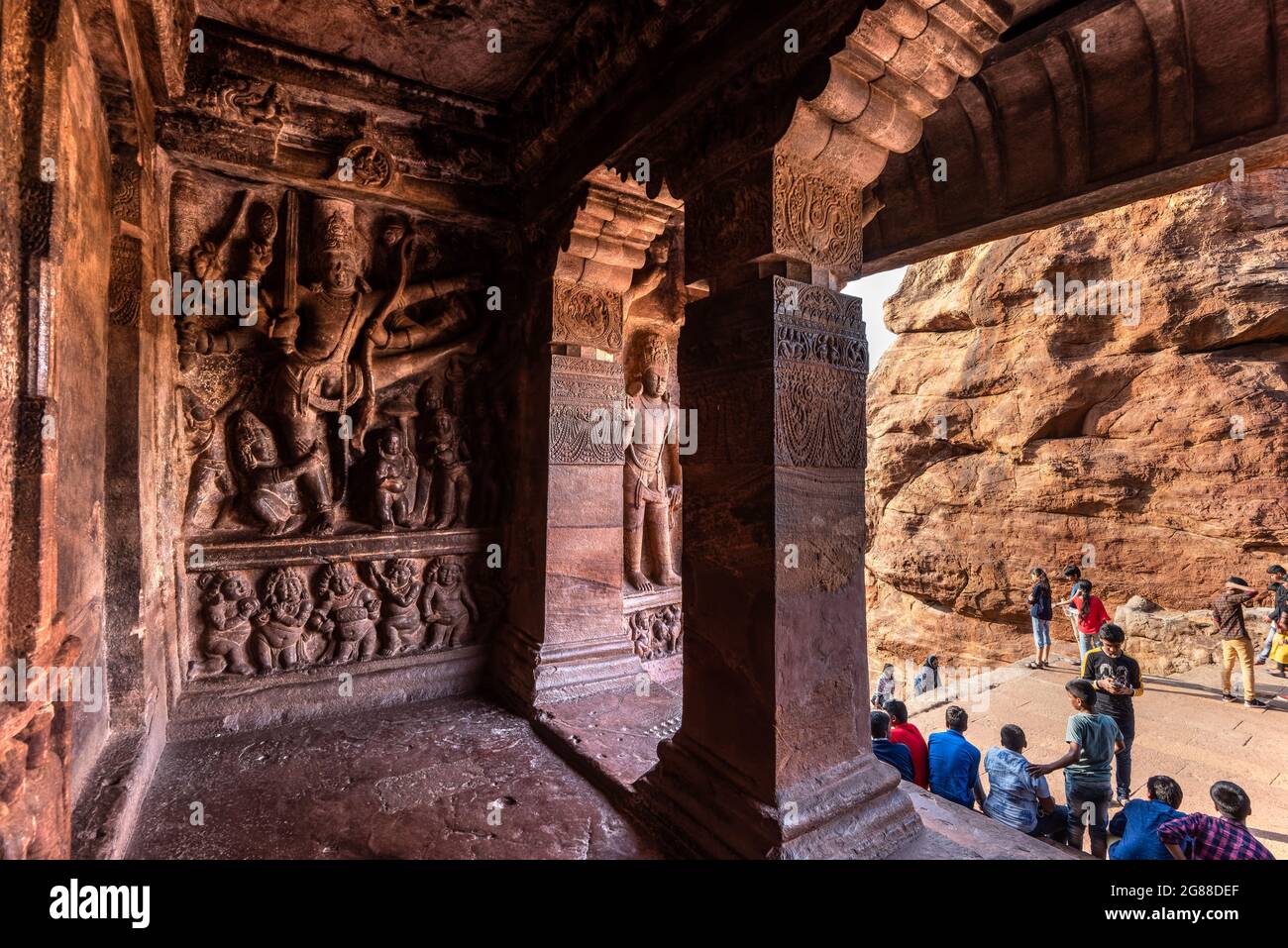 Badami, Karnataka, India - 10 de enero de 2020 : Templos de la cueva de Badami, Karnataka. Es patrimonio de la unesco y lugar de la impresionante dinastía chalukya sotne a. Foto de stock