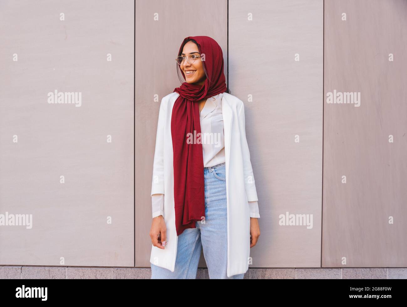 Mujer Musulmana Moderna Con Elegante Ropa Informal Hiyab Aislada En Un  Fondo Rosa. Diversas Personas Modelan El Concepto De Moda Hijab. Fotos,  retratos, imágenes y fotografía de archivo libres de derecho. Image