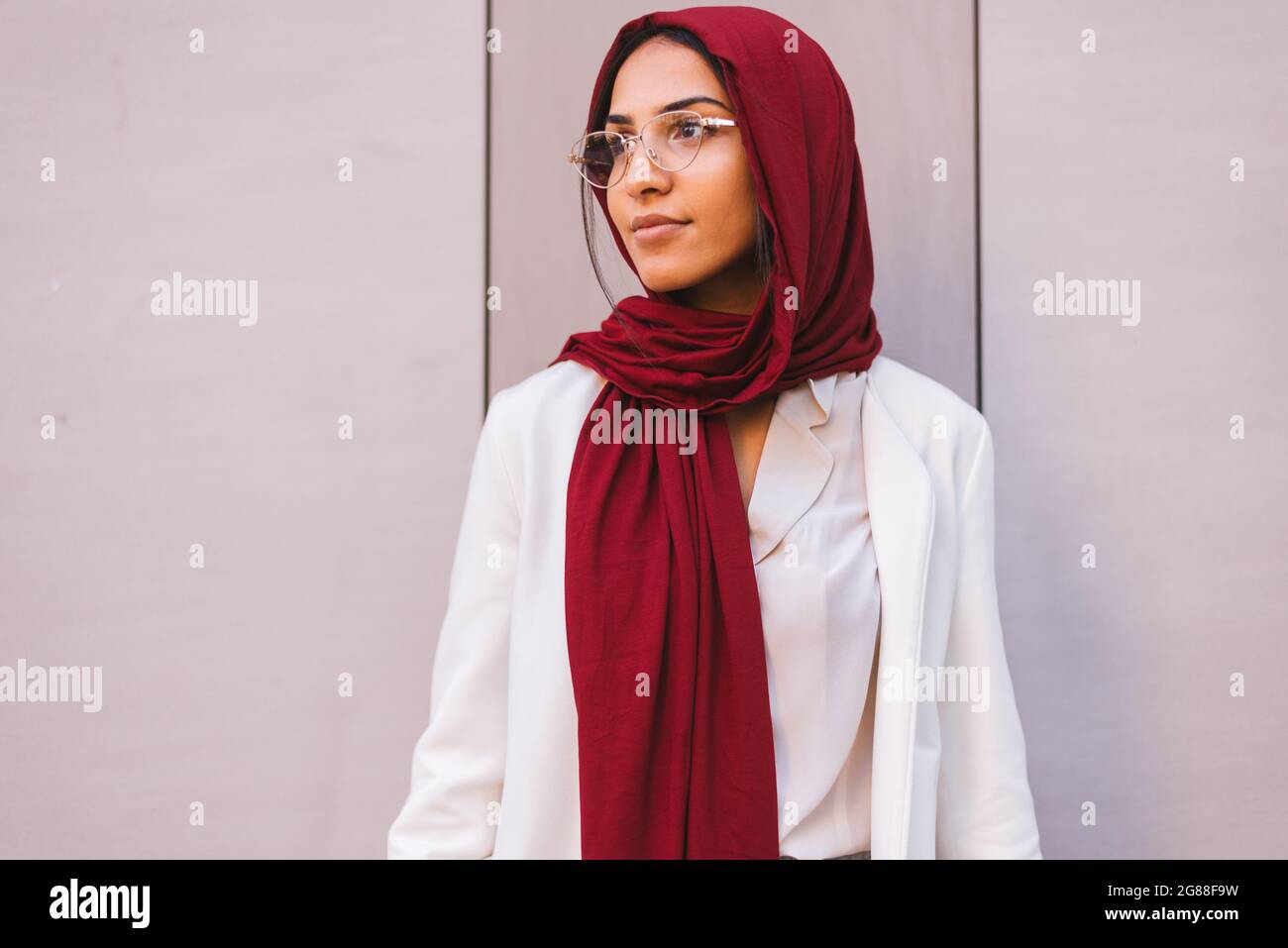 musulmana con informal y tradicional retrato de hijab - hermosa mujer árabe con ropa de stock - Alamy