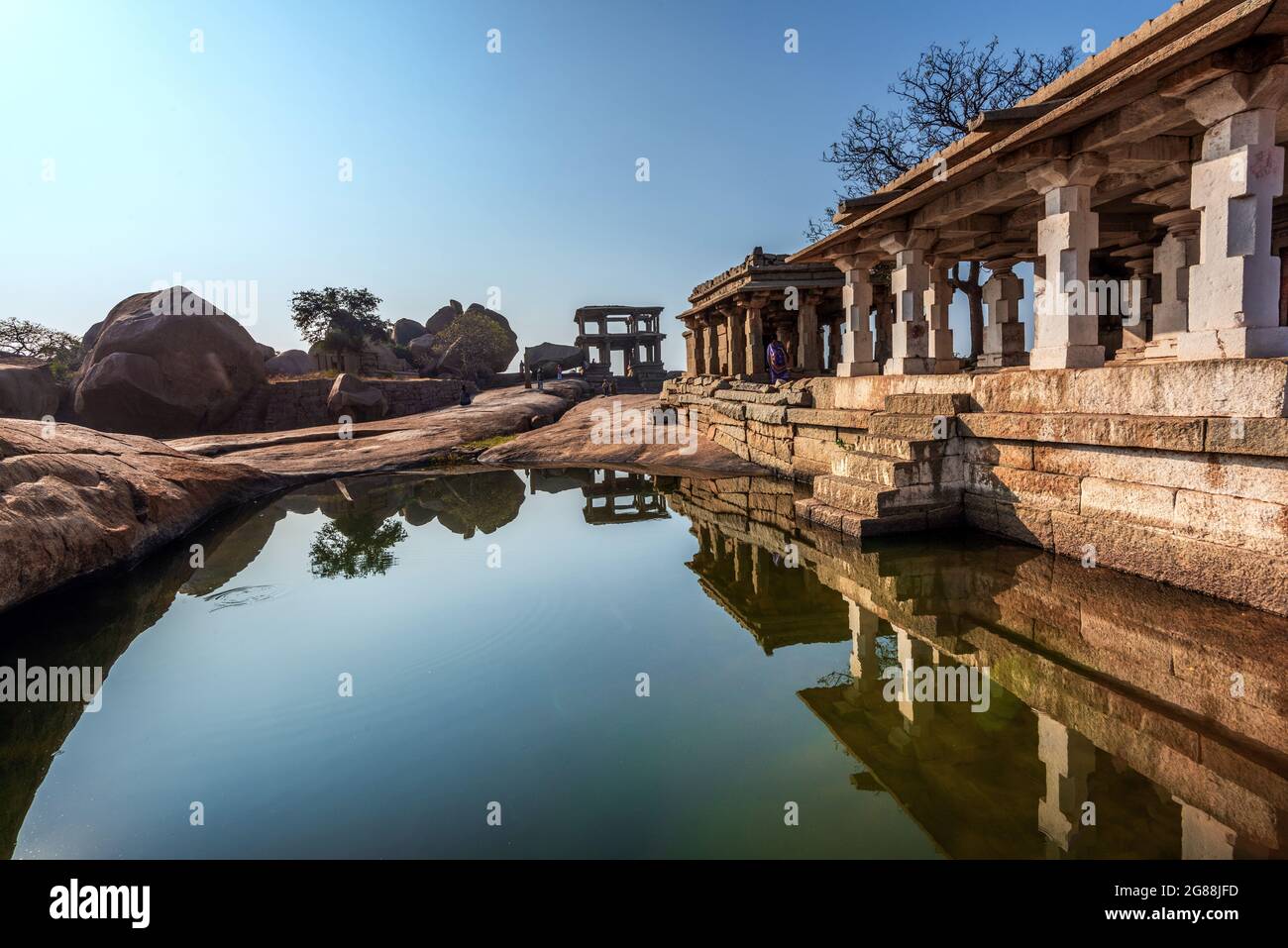 Hampi, Karnataka, India - 14 de enero de 2020 : Hermosa arquitectura antigua de los templos en la colina de Hemakuta en Hampi del siglo 14th Vijayanagara Kingdo Foto de stock
