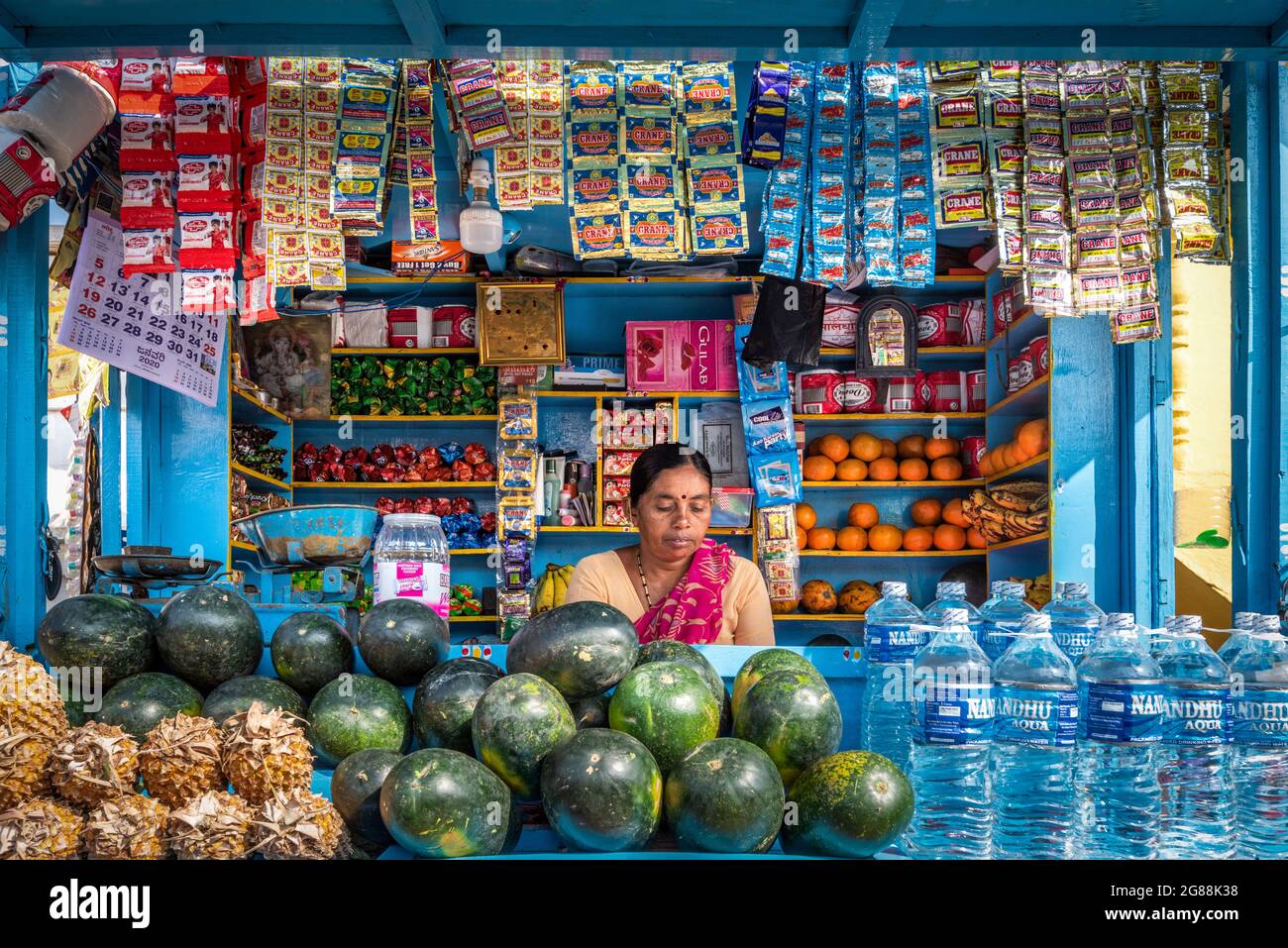 Hampi, Karnataka, India - 12 de enero de 2020 : Una mujer que vende bienes en su tienda en Hampi Town. Foto de stock
