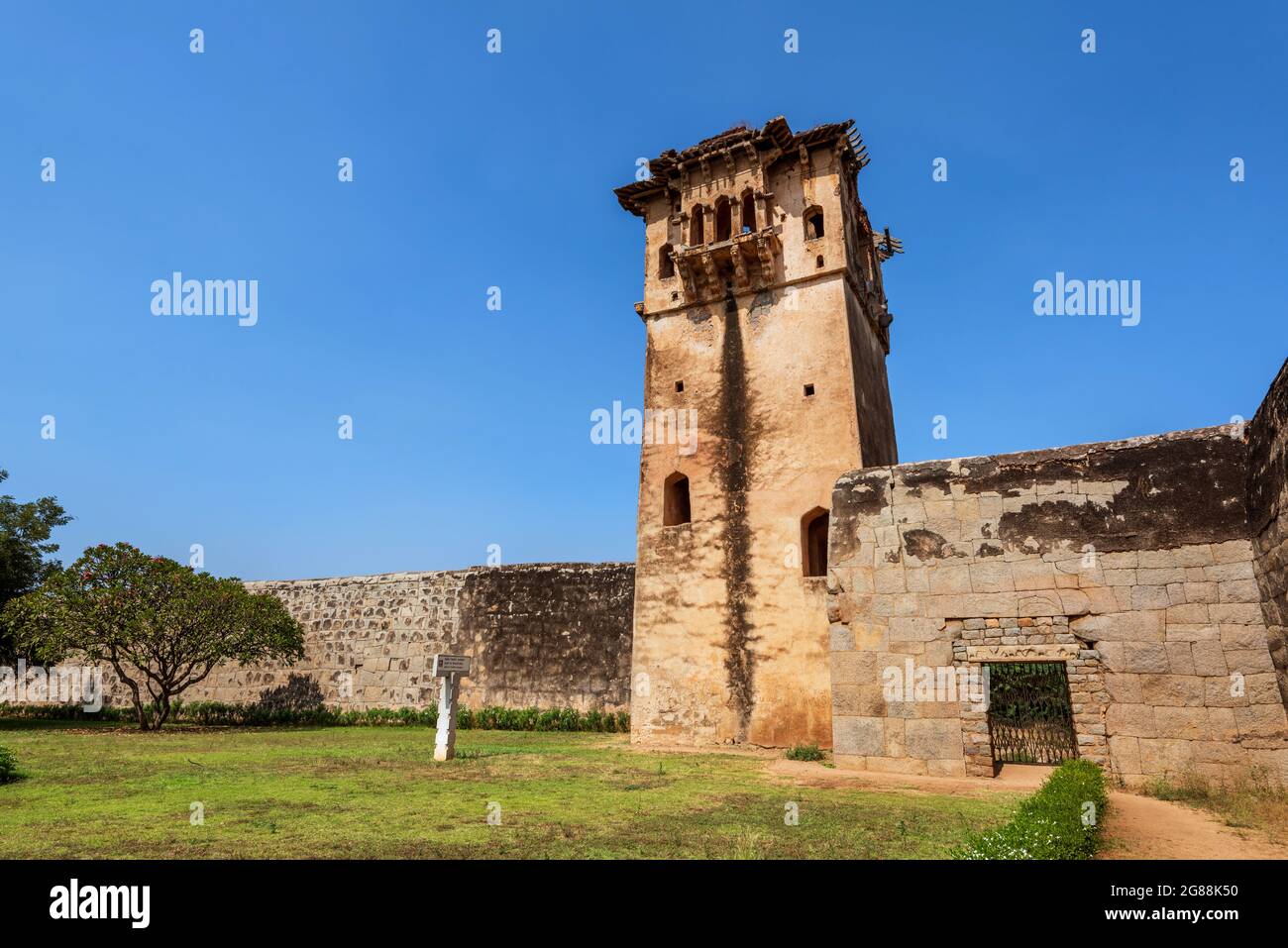 Hampi, Karnataka, India - 14 de enero de 2020 : Enclosure Zanana. Base del demolido y desaparecido Queens Palace con la torre de vigilancia en la espalda bajo el azul cl Foto de stock