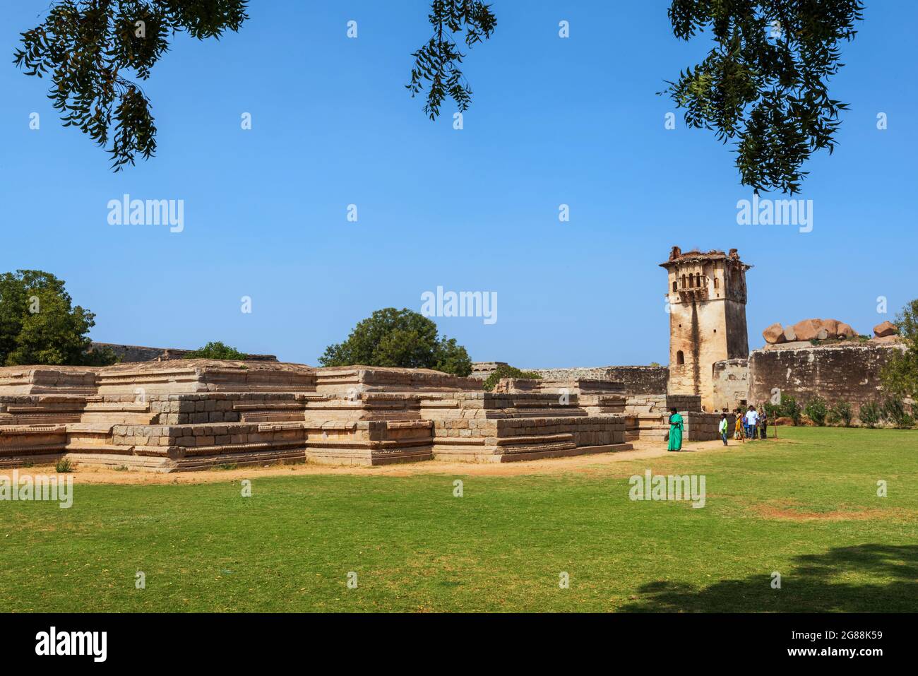 Hampi, Karnataka, India - 14 de enero de 2020 : Enclosure Zanana. Base del demolido y desaparecido Queens Palace con la torre de vigilancia en la espalda bajo el azul cl Foto de stock