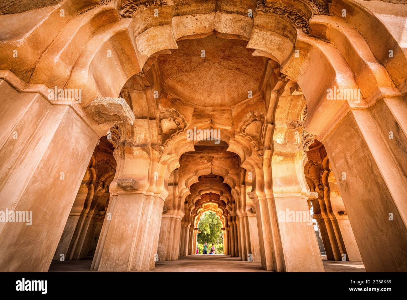 Hampi, Karnataka, India - 14 de enero de 2020 : templo de Lotus mahal de Zanana Enclosure en la antigua ciudad de Hampi. Grupo de ruinas monumentos en Hampi fue el c Foto de stock