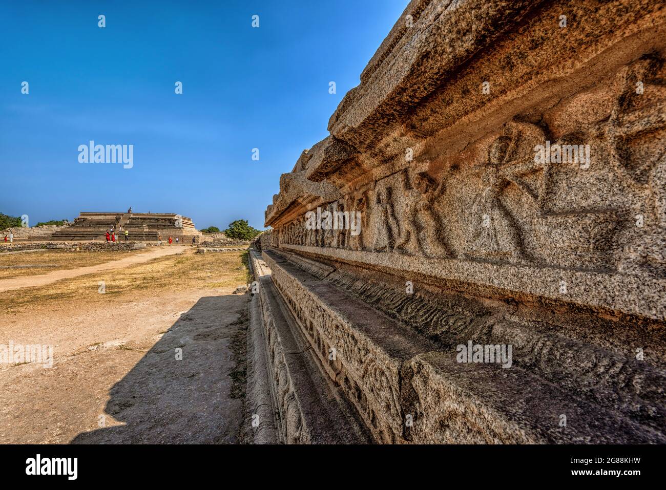 Hampi, Karnataka, India - 14 de enero de 2020 : Vista de Mahanavami Dibba o la Plataforma Dussehra es lo que queda del Palacio de la Victoria. Estructura más alta Foto de stock