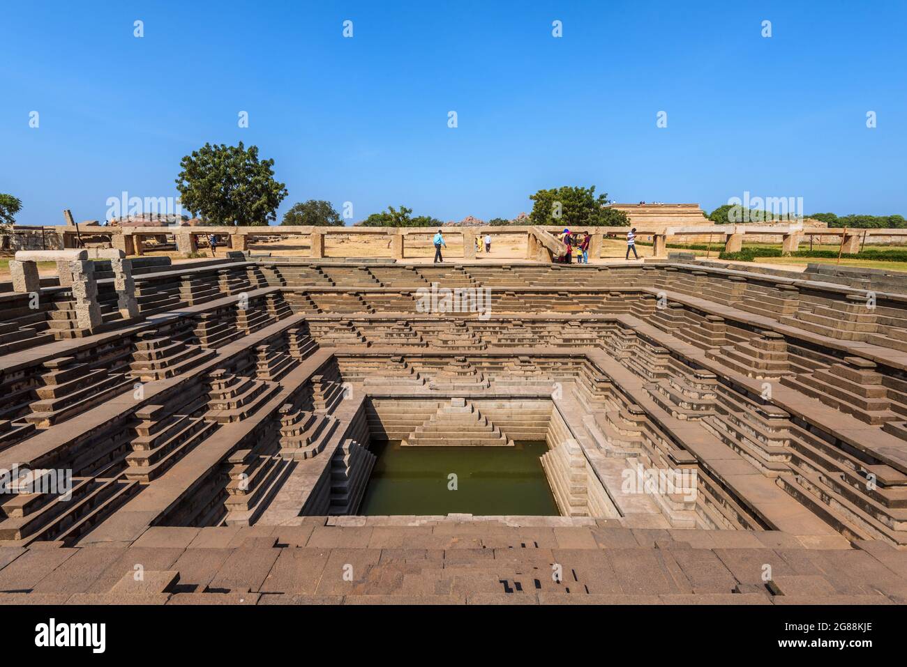 Hampi, Karnataka, India - 14 de enero de 2020 : tanque de agua cuadrado simétrico escalonado (estepwell) dentro del recinto real en Hampi. Foto de stock
