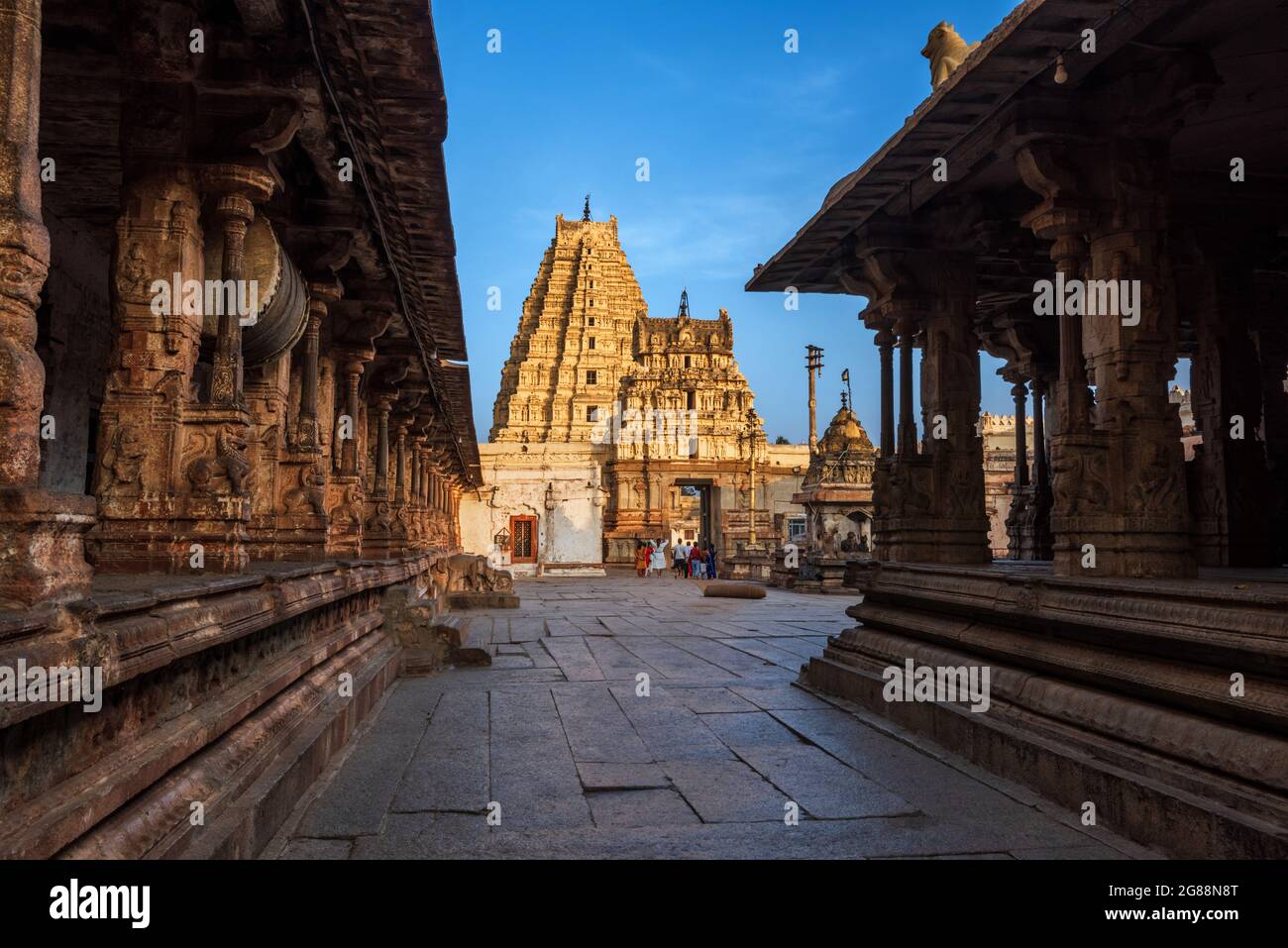 Hampi, Karnataka, India - 12 de enero de 2020 : Vista impresionante en el Templo de Sree Virupaksha, situado en las ruinas de la antigua ciudad Vijayanagar en Hampi, lo es Foto de stock