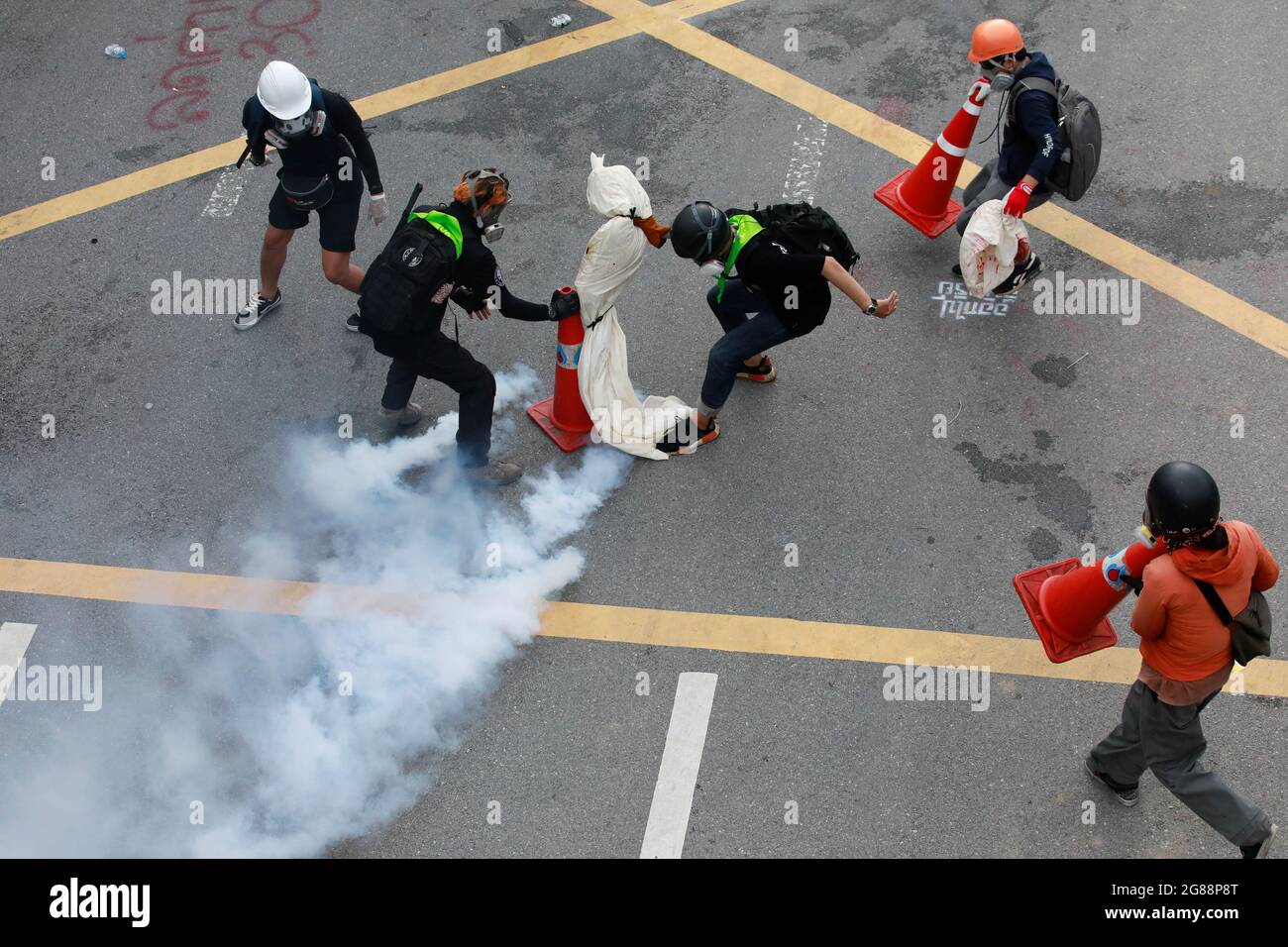 Los manifestantes sostienen postes y una bolsa de cuerpo simulada, que representa las víctimas de la enfermedad de coronavirus (COVID-19), durante una manifestación contra el gobierno, en Bangkok, Tailandia, el 18 de julio de 2021. REUTERS/Soe Zeya Tun Foto de stock