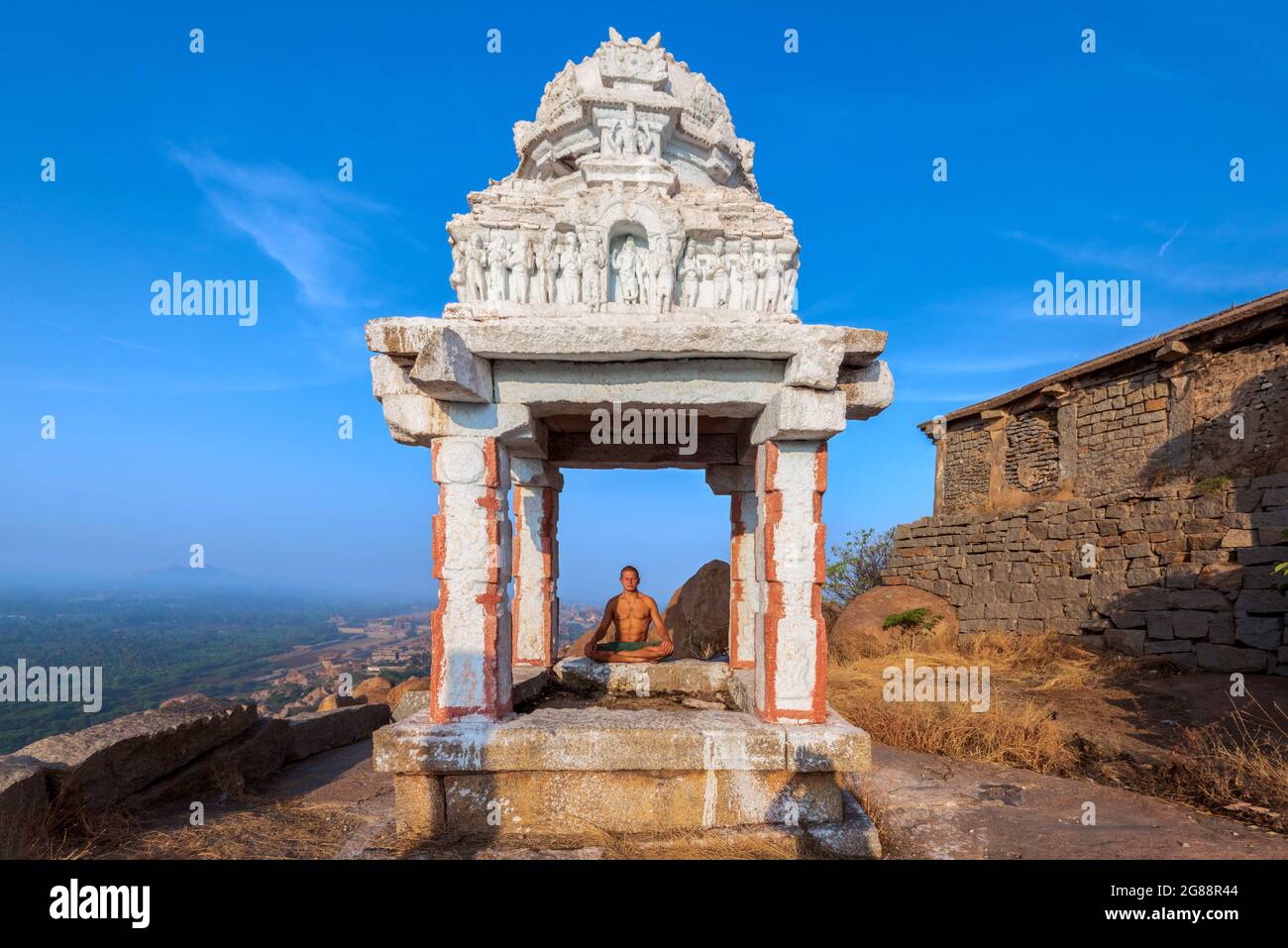 Hampi, Karnataka, India - 15 de enero de 2020 : Vista de la colina de Matanga durante el amanecer en la mañana en la ciudad de Hampi, Karnat, Patrimonio de la Humanidad de la Unesco Foto de stock