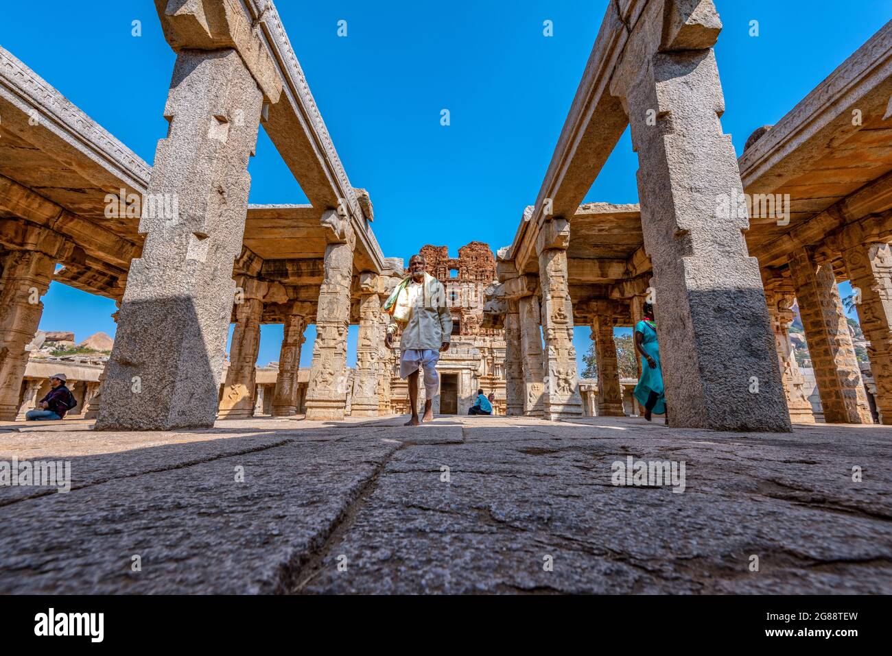 Hampi, Karnataka, India - 15 de enero de 2020 : La vista del antiguo templo Achyutaraya. Grupo de ruinas monumentos en Hampi fue el centro del Vij hindú Foto de stock