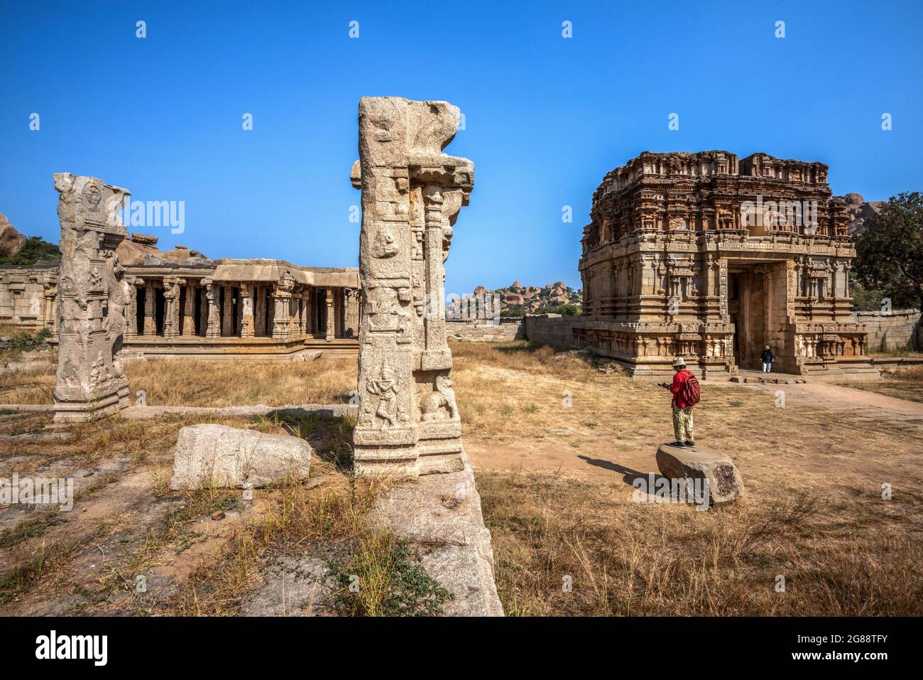Hampi, Karnataka, India - 15 de enero de 2020 : La vista del antiguo templo Achyutaraya. Grupo de ruinas monumentos en Hampi fue el centro del Vij hindú Foto de stock