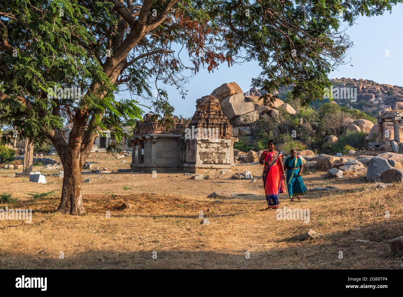 Hampi, Karnataka, India - 15 de enero de 2020 : Hermosa vista de las impresionantes ruinas de Hampi. Hampi, es un lugar declarado Patrimonio de la Humanidad por la UNESCO situado en el centro este Foto de stock