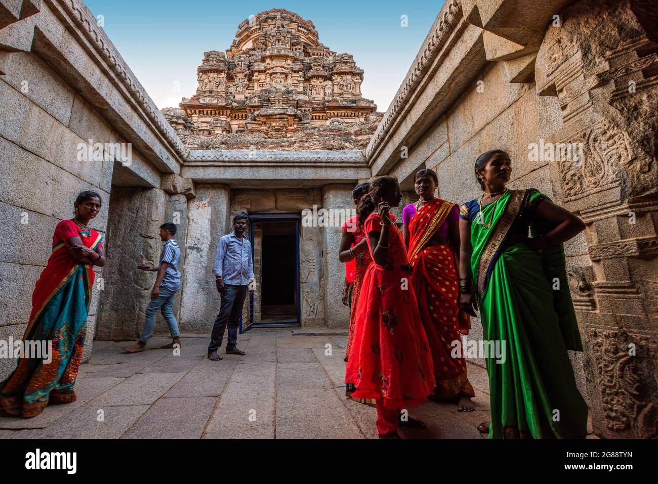 Hampi, Karnataka, India - 10 de enero de 2020: Templo Vijaya Vitthala. Bellamente tallada en una roca monolítica, un pedazo de la intrincada arquitectura marv Foto de stock