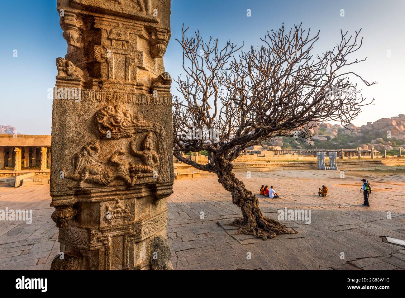 Hampi, Karnataka, India - 10 de enero de 2020: Templo Vijaya Vitthala. Bellamente tallada en una roca monolítica, un pedazo de la intrincada arquitectura marv Foto de stock