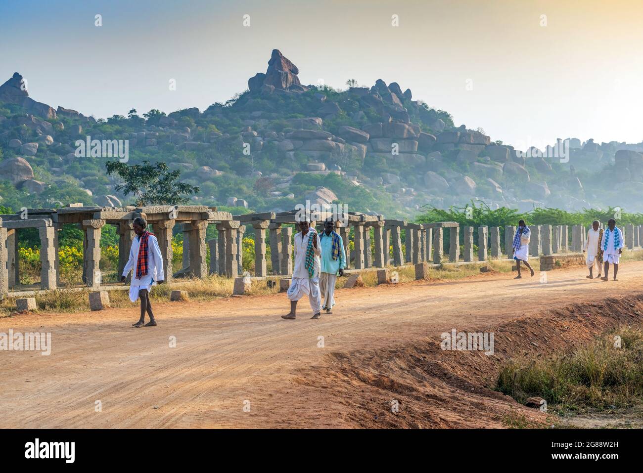 Hampi, Karnataka, India - 15 de enero de 2020 : Los monumentos del grupo callejero de los bazaar antiguos en Hampi eran el centro del imperio hindú Vijayanagara en Karnat Foto de stock