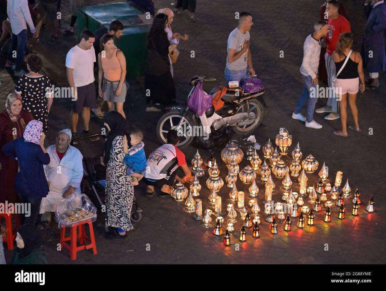 La vibrante plaza Jemaa el-Fnaa al atardecer, Marrakech MA Foto de stock