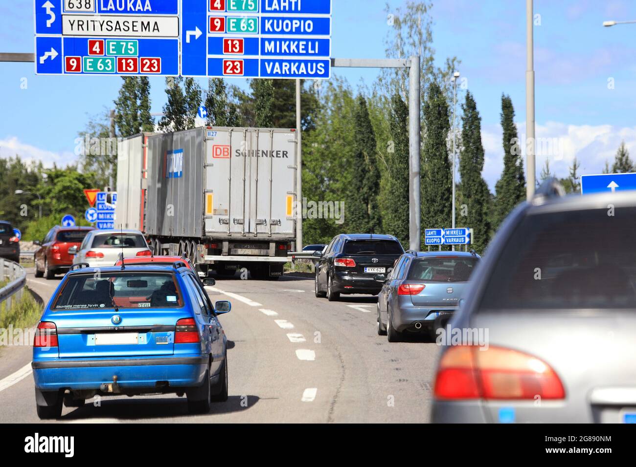 Tráfico congestionado, coches y camiones en una rotonda durante un fin de semana de verano en la carretera E63 en Vaajakoski, Finlandia. 7 de julio de 2017. Foto de stock