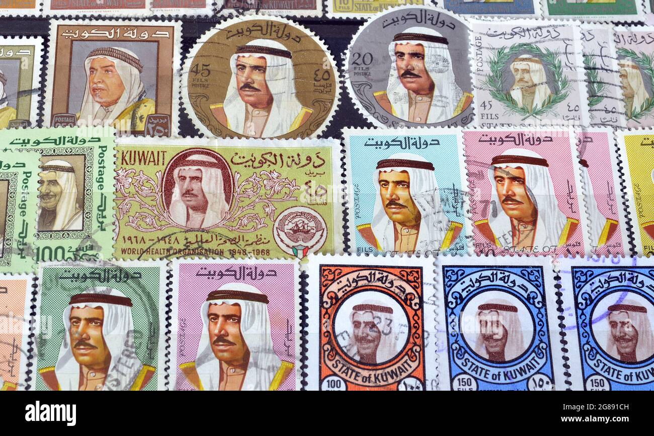 Sello de franqueo cancelado impreso por Kuwait , que muestran motivos de Kuwait , alrededor de 1900-1990. Foto de stock