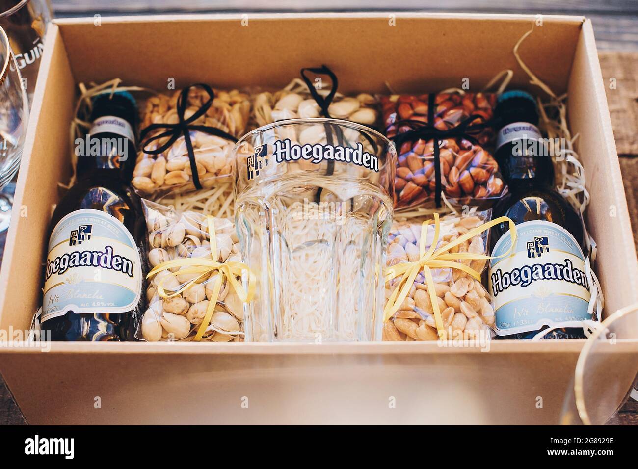Lviv, Ucrania - 1 de diciembre de 2017: Botella de cerveza Hoegaarden, copa  de vidrio y frutos