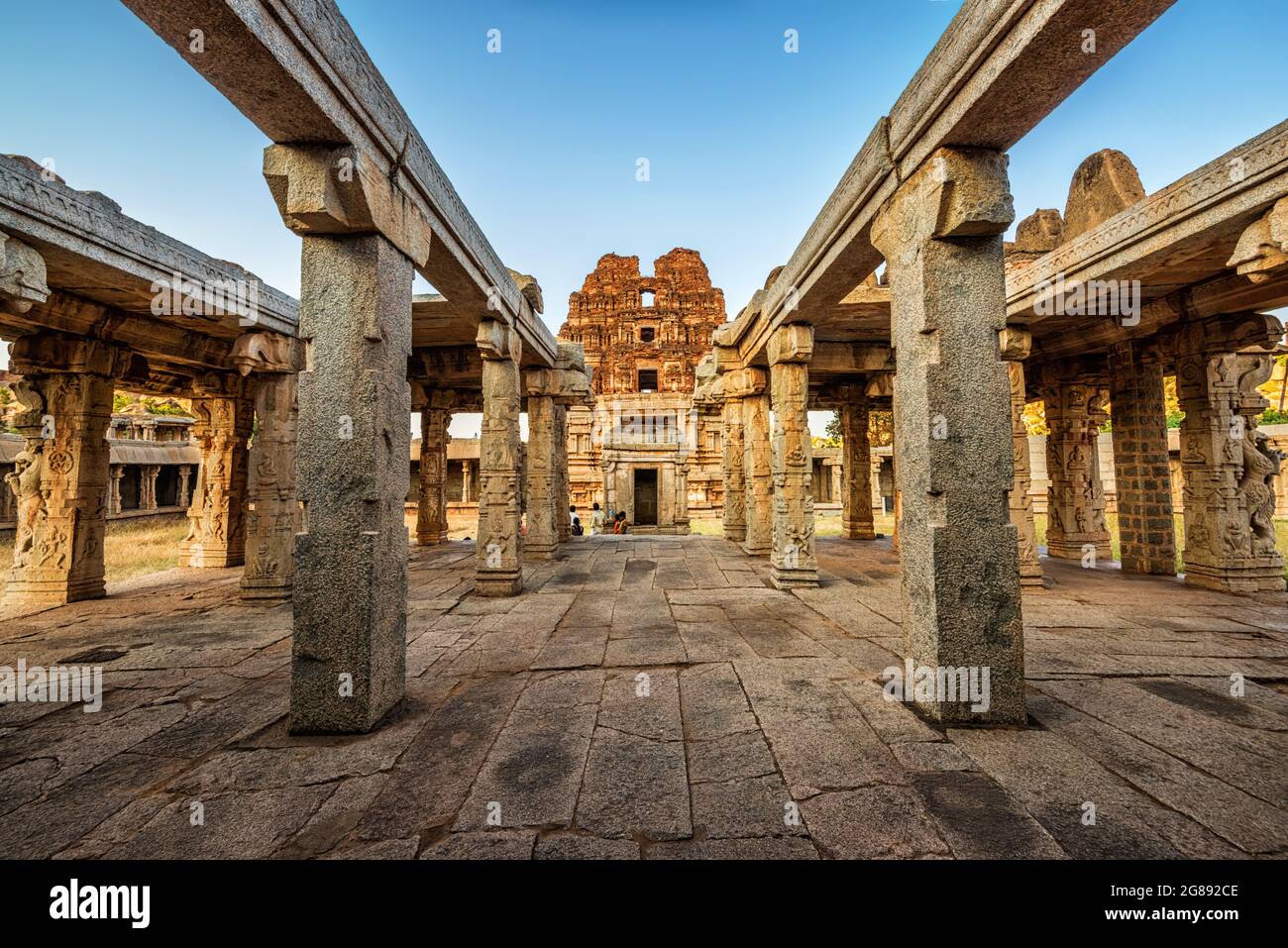 Hampi, Karnataka, India - 15 de enero de 2020 : La vista del antiguo templo Achyutaraya. Grupo de ruinas monumentos en Hampi fue el centro del Vij hindú Foto de stock