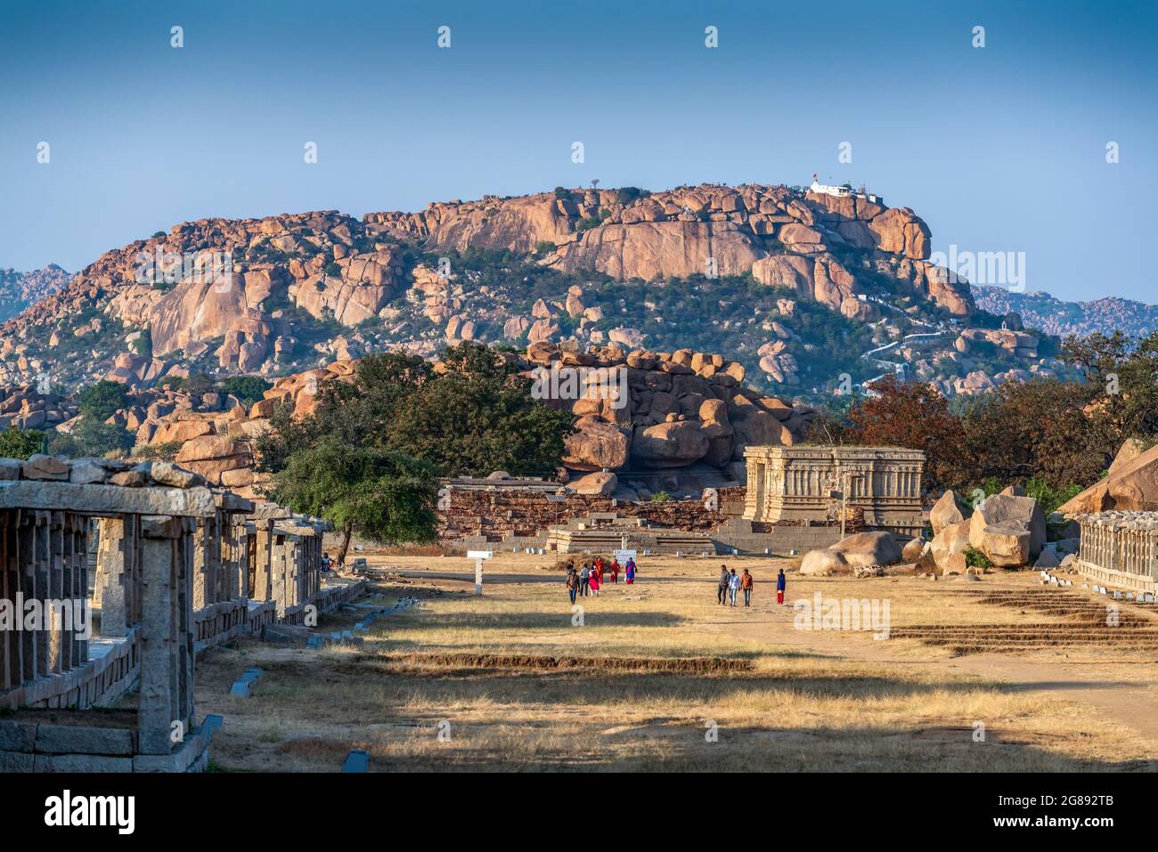 Hampi, Karnataka, India - 13 de enero de 2020 : Antigua civilización del Imperio Vijayanagara ruinas de Hampi Hermosa vista de las impresionantes ruinas de Hampi. HAMP Foto de stock