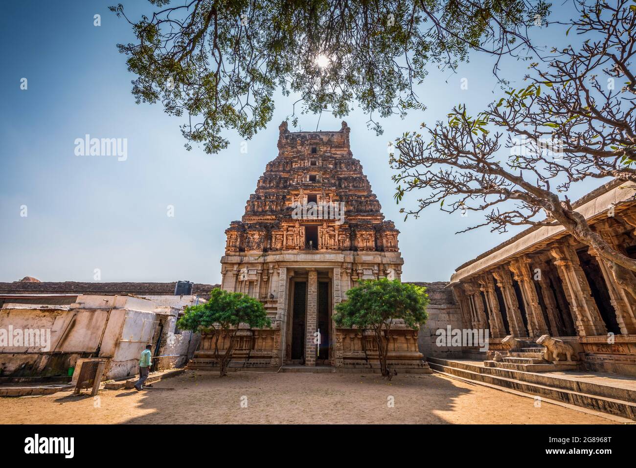 Hampi, Karnataka, India - 14 de enero de 2020 : Templo Malyavanta Raghunatha en la antigua ciudad de Vijayanagara, Patrimonio de la Humanidad de la UNESCO. Hampi, Ka Foto de stock