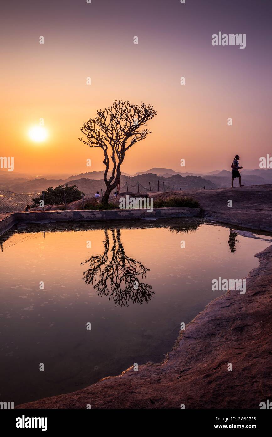 Hampi, Karnataka, India - 15 de enero de 2020 : Vista al atardecer de Kishkinda, Cerro Anjanadri, (Templo de los Monos) Anjaneya Parvat, el lugar de nacimiento del dios Hanuman, Foto de stock