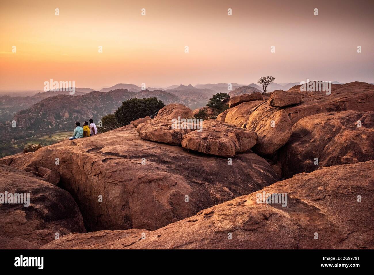 Hampi, Karnataka, India - 15 de enero de 2020 : Vista al atardecer de Kishkinda, Cerro Anjanadri, (Templo de los Monos) Anjaneya Parvat, el lugar de nacimiento del dios Hanuman, Foto de stock