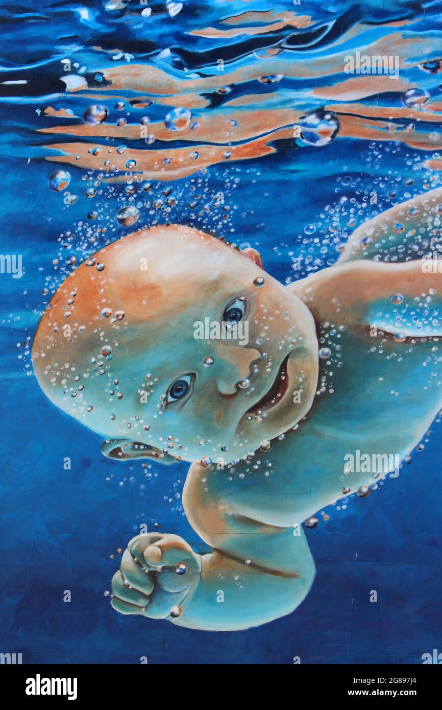 Natación de bebé bajo el agua - reminiscencia de Nirvana's Nevermind Album Cover. Street Art de Paul Curtis - Los 'nuevos comienzos' de Liverpool después del cierre Foto de stock