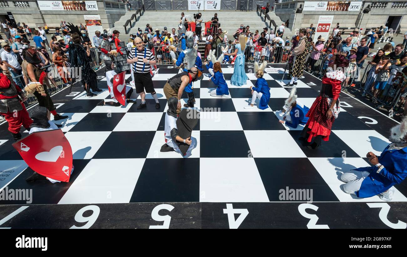 Londres, Reino Unido. 18 de julio de 2021. Los actores disfrazados  participan en un juego de ajedrez humano en Chess Fest en Trafalgar Square.  El evento celebra el juego de ajedrez y