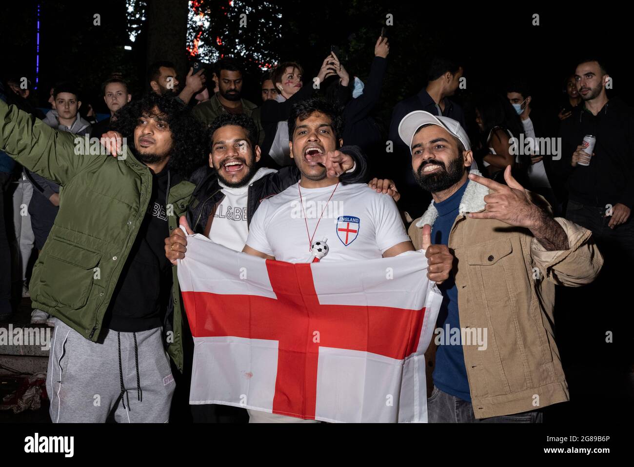 La fiesta de los aficionados a Inglaterra durante la final de la Eurocopa 2020 de Inglaterra contra Italia, Leicester Square, Londres, 11 de julio de 2021 Foto de stock