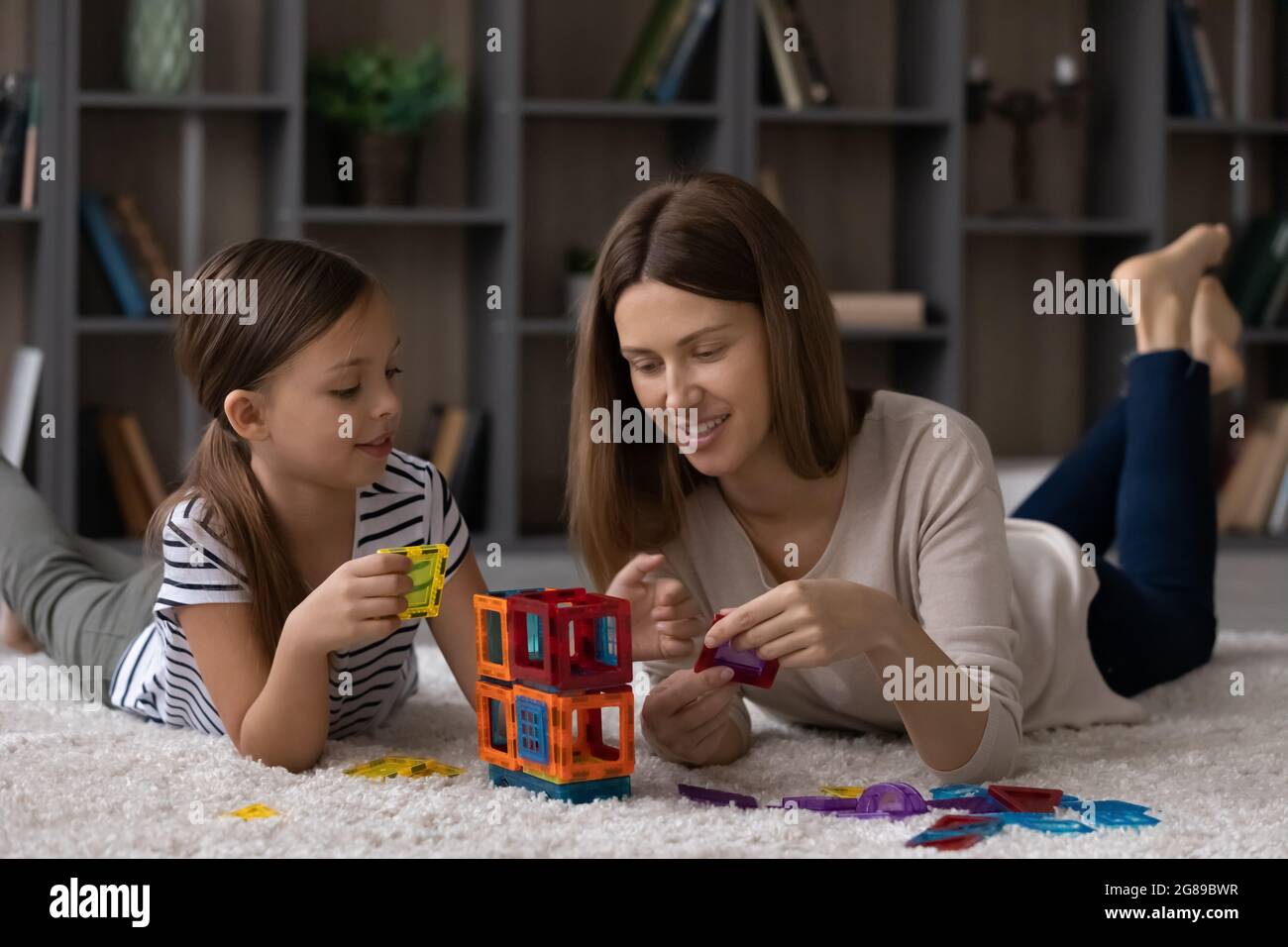 Feliz madre y niña pequeña disfrutando del juego Foto de stock