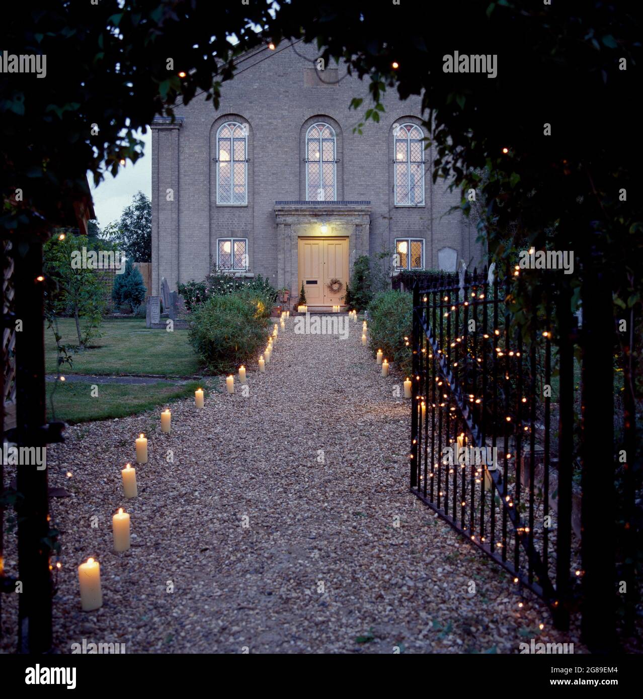 Camino iluminado por velas hasta la casa grande Fotografía de stock - Alamy
