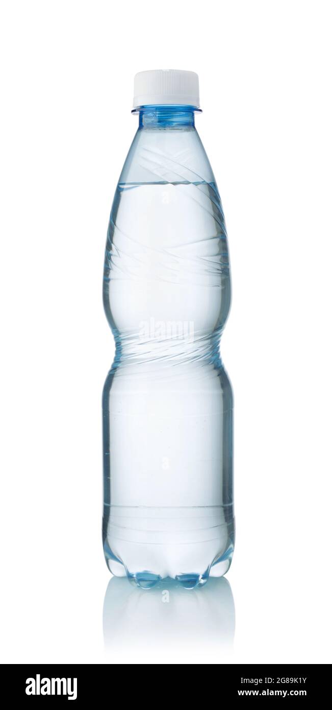 Pequeña botella de plástico de agua mineral aislada sobre blanco Fotografía  de stock - Alamy
