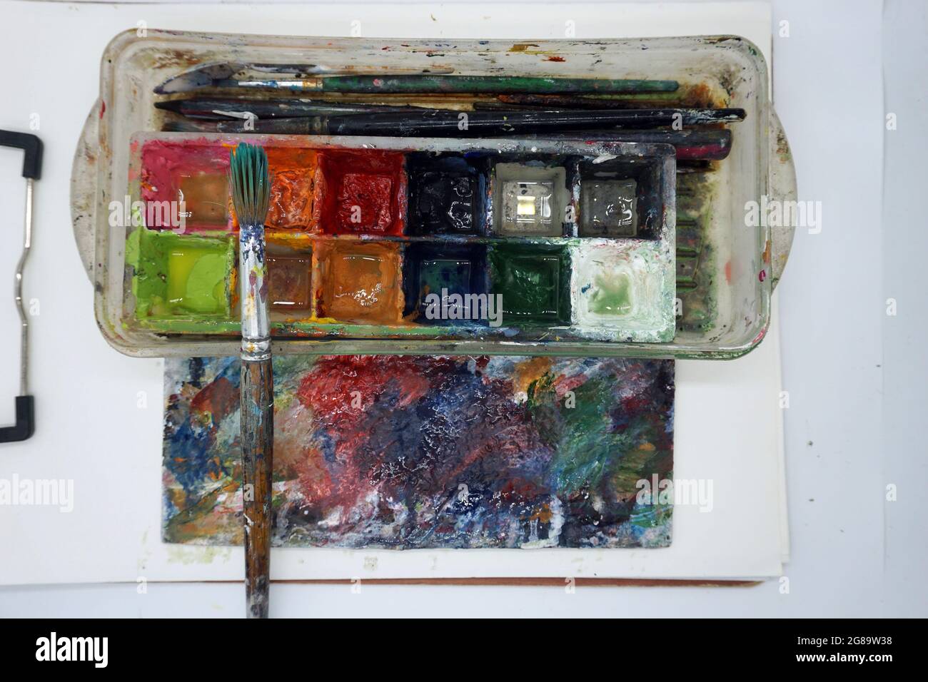 Material de la escuela de arte Pinceles de varios tamaños, paletas de colores, acrílico Foto de stock