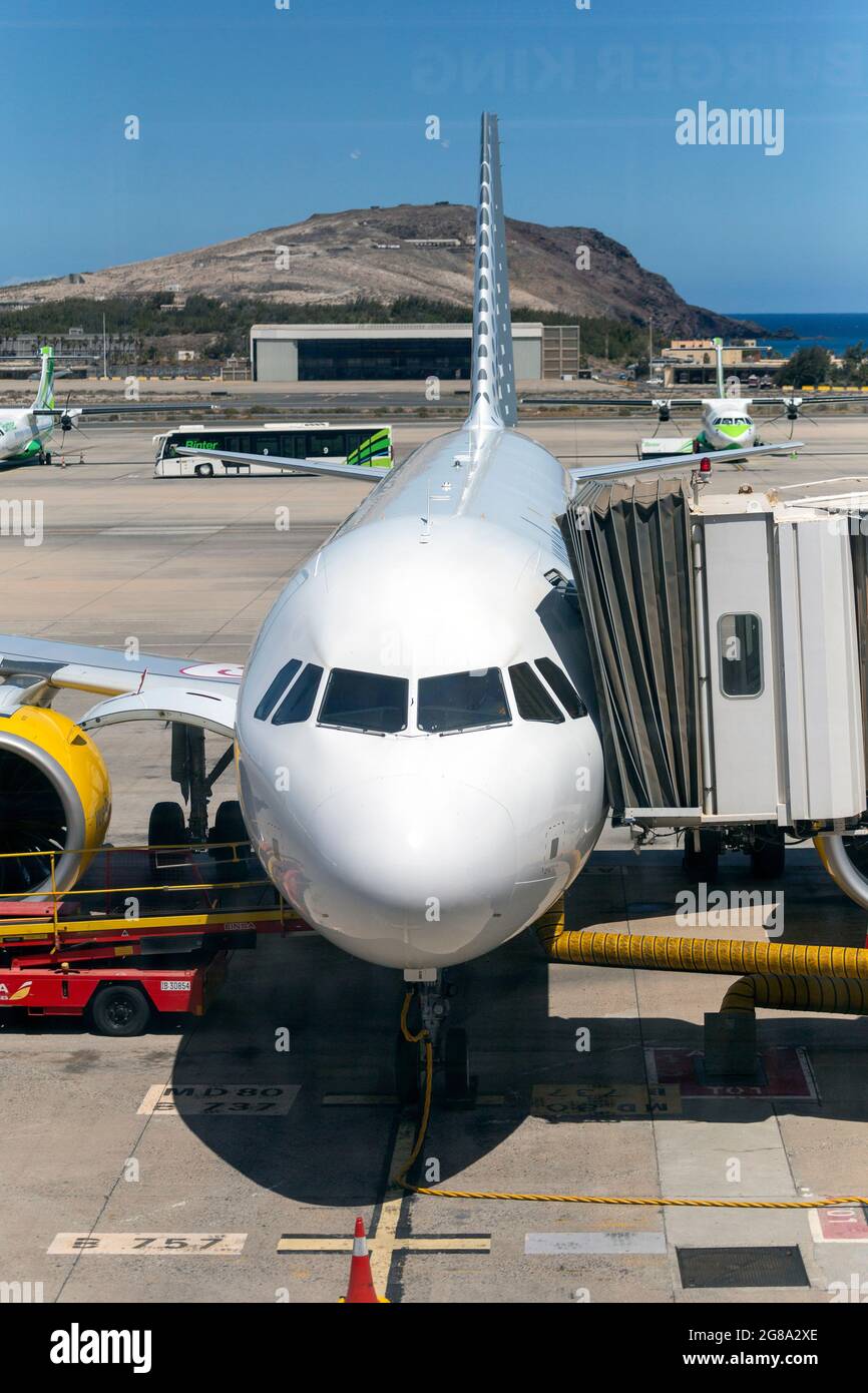 Las Palmas, España - 06 02 2021: Vueling Airbus A320 Neo aparcamiento en el  aeropuerto de Gran Canaria en un día de verano Fotografía de stock - Alamy