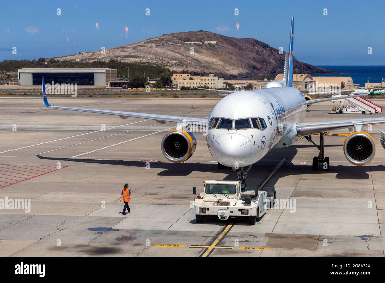 Las Palmas, España - 06 02 2021: El Boeing 757-300 de Condor sale del  aeropuerto de Gran Canaria en un día de verano Fotografía de stock - Alamy