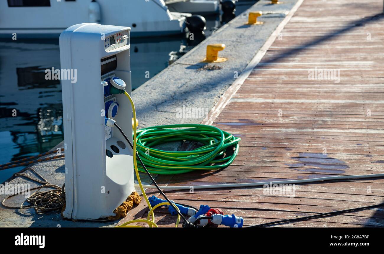 Grecia. Tomas eléctricas de carga para barcos en el puerto. Estación de  suministro de Marina, energía eléctrica y agua para embarcaciones amarradas  en el muelle, espacio de copia. Miko Fotografía de stock -